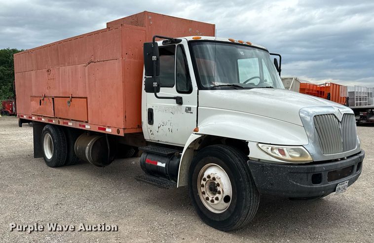 image for item ED5612 2002 International 4300 utility / service truck