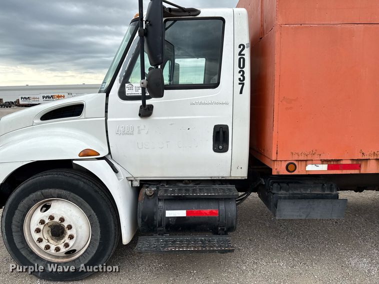 image for item ED5612 2002 International 4300 utility / service truck