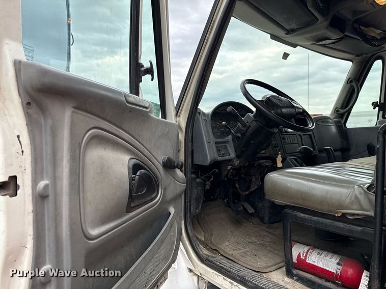 image for item ED5612 2002 International 4300 utility / service truck