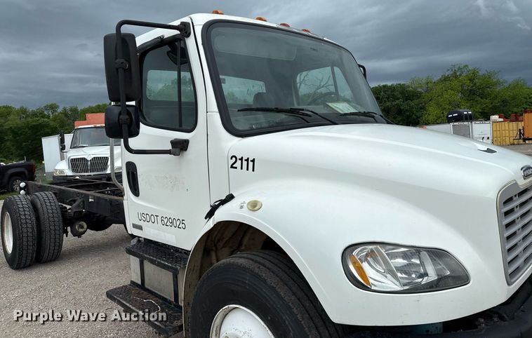 image for item ED5615 2008 Freightliner M2 truck cab and chassis