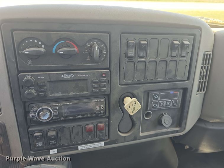 image for item EF3493 2009 International 3200 RV