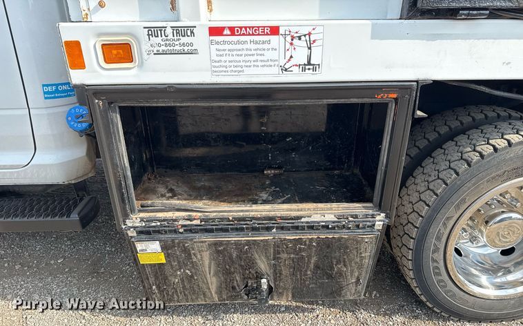 image for item EG5696 2016 Dodge Ram 4500HD Crew Cab flatbed truck