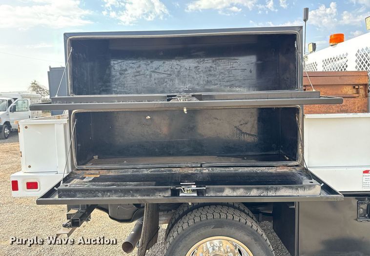 image for item EG5696 2016 Dodge Ram 4500HD Crew Cab flatbed truck