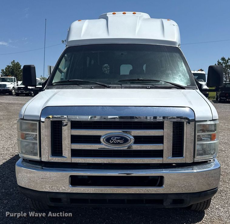 image for item EG5738 2009 Ford E350 Super Duty shuttle bus