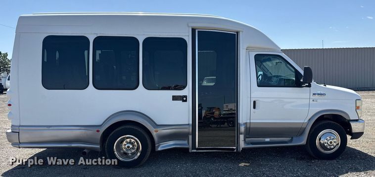image for item EG5738 2009 Ford E350 Super Duty shuttle bus