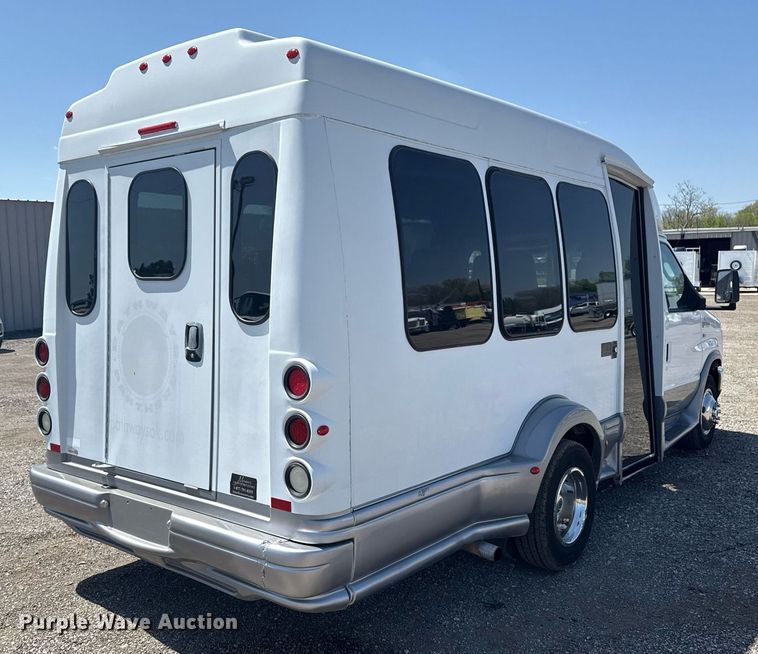 image for item EG5738 2009 Ford E350 Super Duty shuttle bus