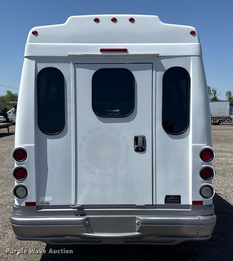 image for item EG5738 2009 Ford E350 Super Duty shuttle bus