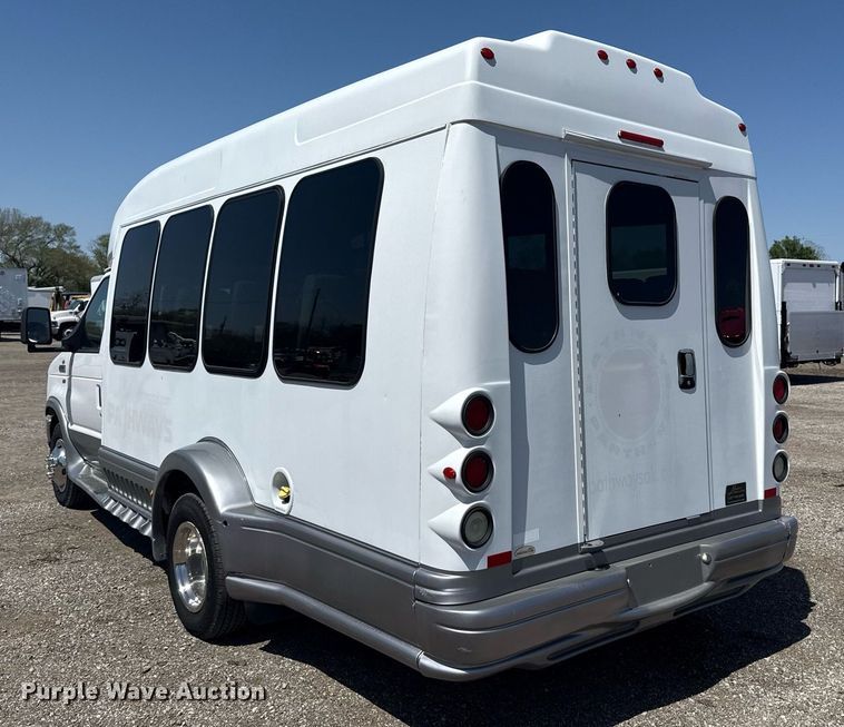 image for item EG5738 2009 Ford E350 Super Duty shuttle bus