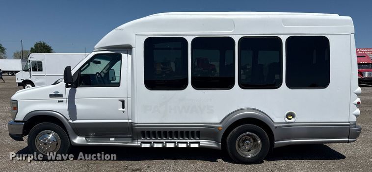 image for item EG5738 2009 Ford E350 Super Duty shuttle bus