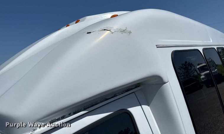 image for item EG5738 2009 Ford E350 Super Duty shuttle bus