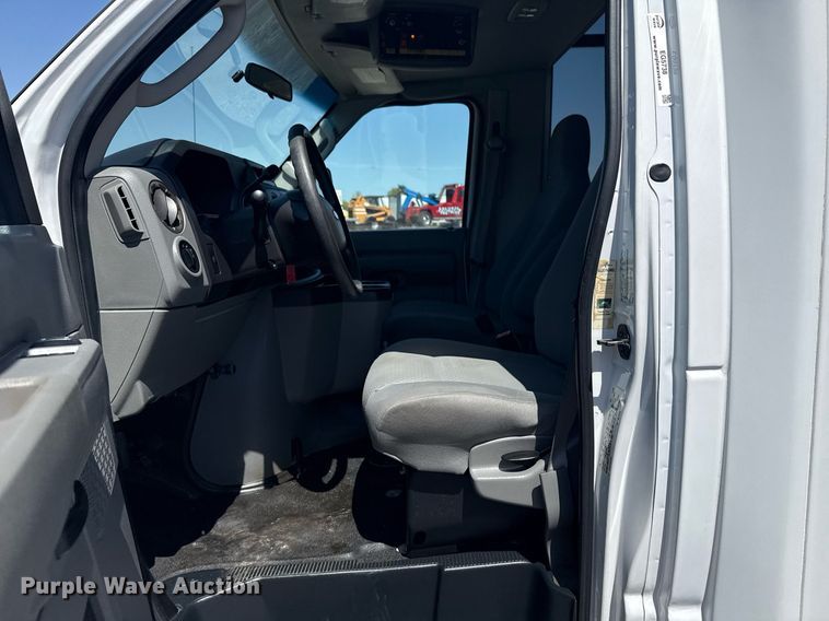 image for item EG5738 2009 Ford E350 Super Duty shuttle bus