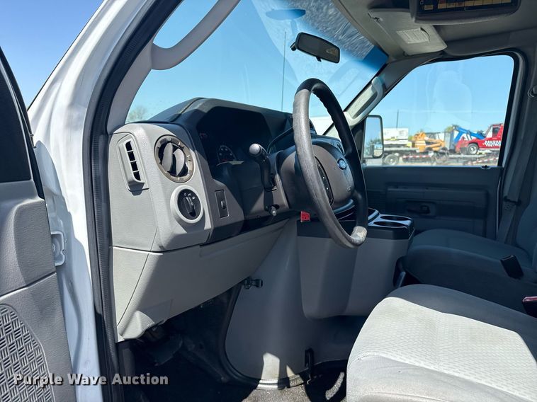 image for item EG5738 2009 Ford E350 Super Duty shuttle bus