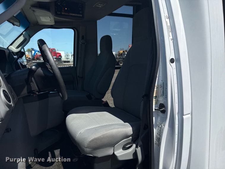 image for item EG5738 2009 Ford E350 Super Duty shuttle bus