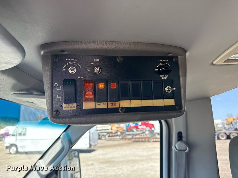 image for item EG5738 2009 Ford E350 Super Duty shuttle bus