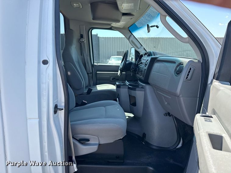 image for item EG5738 2009 Ford E350 Super Duty shuttle bus