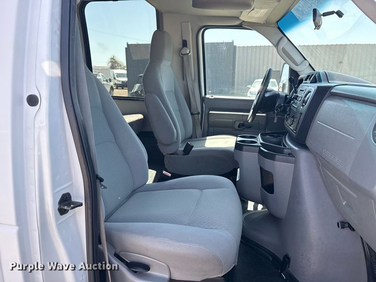 image for item EG5738 2009 Ford E350 Super Duty shuttle bus