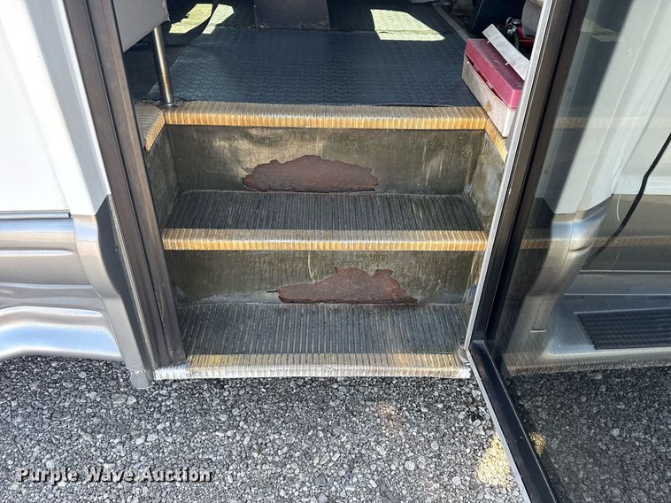 image for item EG5738 2009 Ford E350 Super Duty shuttle bus