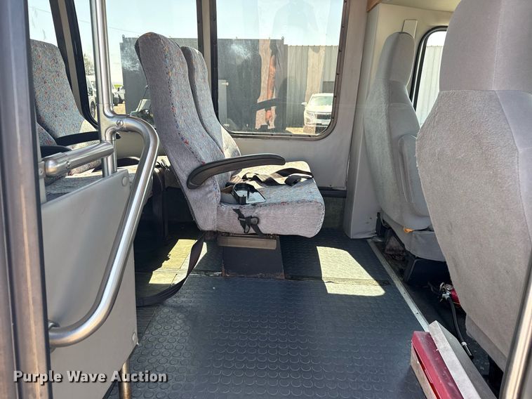 image for item EG5738 2009 Ford E350 Super Duty shuttle bus