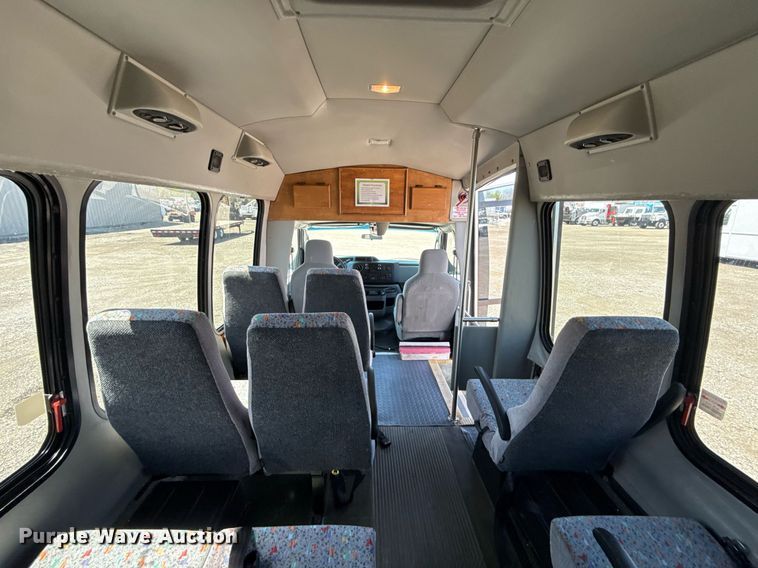 image for item EG5738 2009 Ford E350 Super Duty shuttle bus