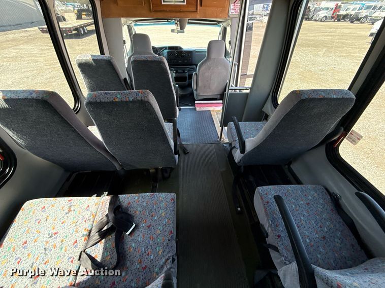 image for item EG5738 2009 Ford E350 Super Duty shuttle bus