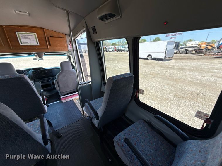 image for item EG5738 2009 Ford E350 Super Duty shuttle bus