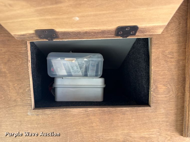 image for item EG5738 2009 Ford E350 Super Duty shuttle bus