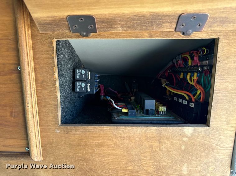 image for item EG5738 2009 Ford E350 Super Duty shuttle bus