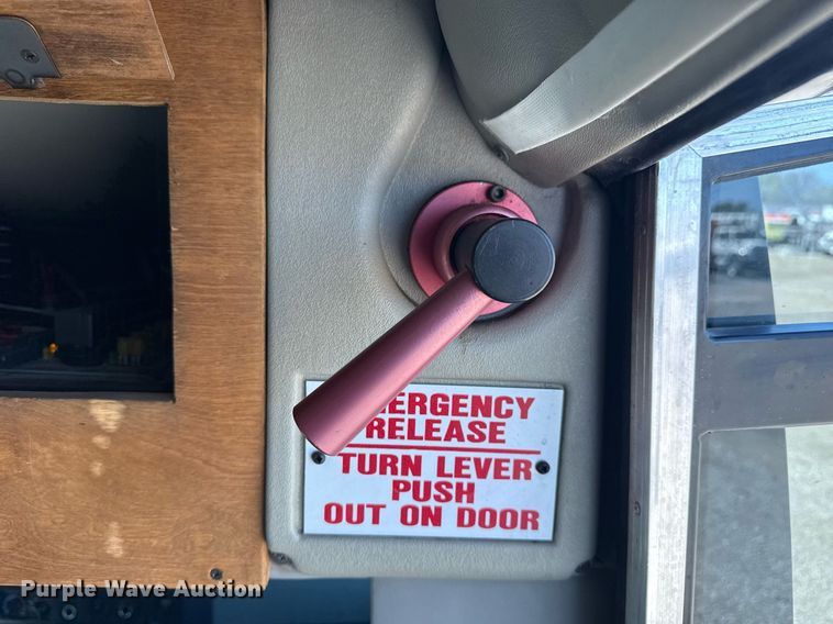 image for item EG5738 2009 Ford E350 Super Duty shuttle bus