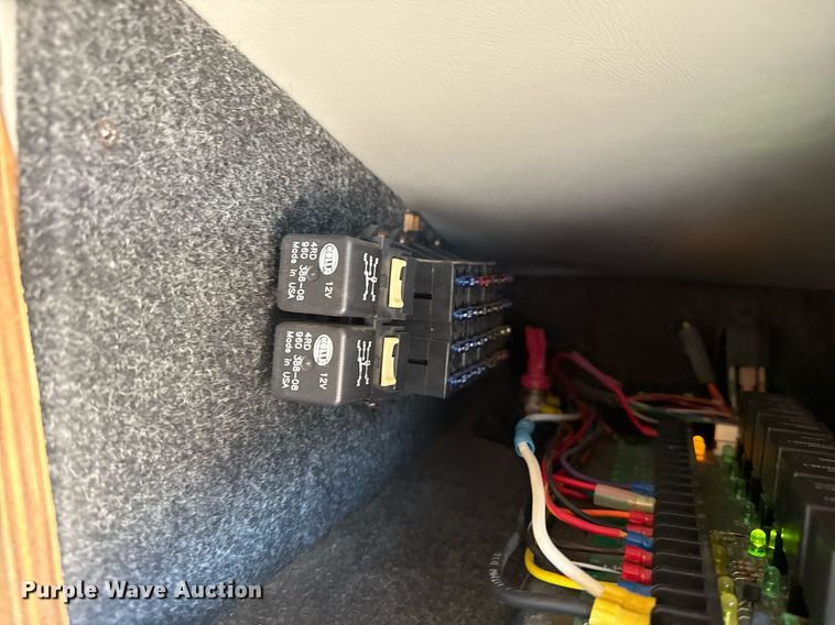 image for item EG5738 2009 Ford E350 Super Duty shuttle bus