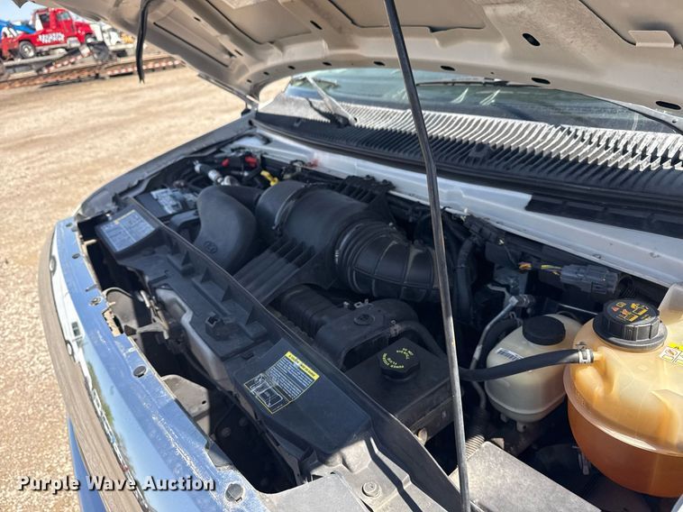 image for item EG5738 2009 Ford E350 Super Duty shuttle bus