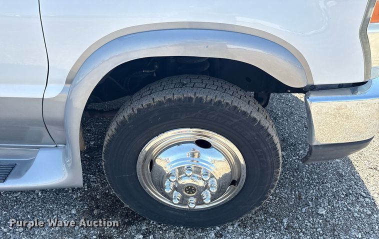 image for item EG5738 2009 Ford E350 Super Duty shuttle bus