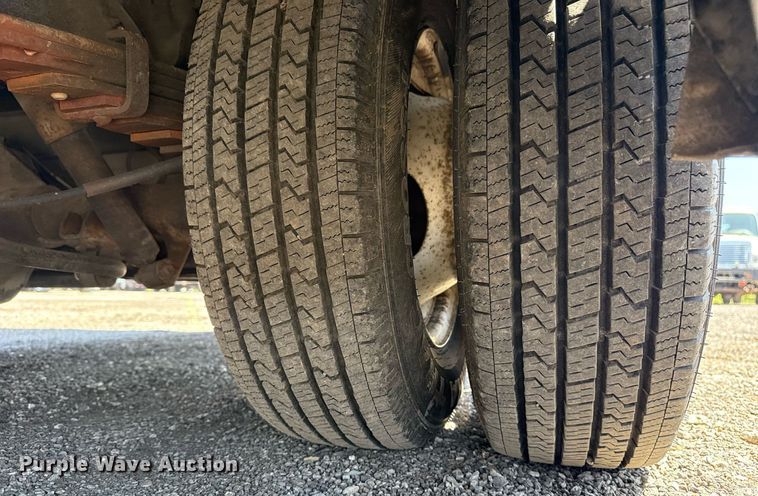 image for item EG5738 2009 Ford E350 Super Duty shuttle bus