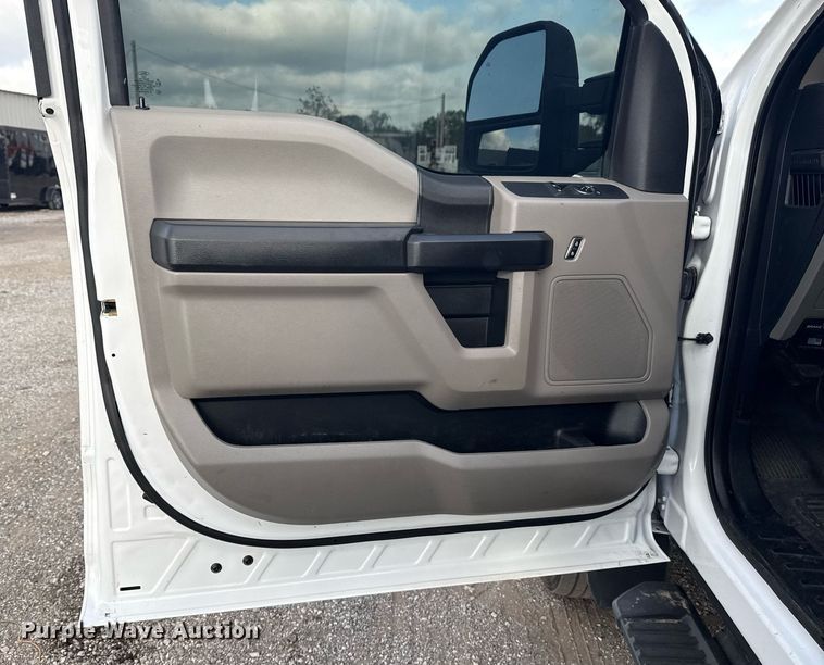 image for item EG5761 2018 Ford F550 flatbed truck