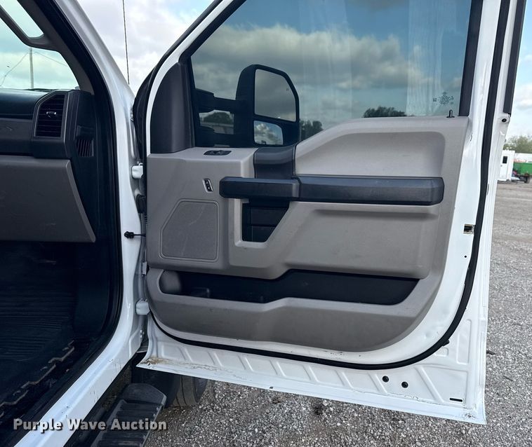 image for item EG5761 2018 Ford F550 flatbed truck