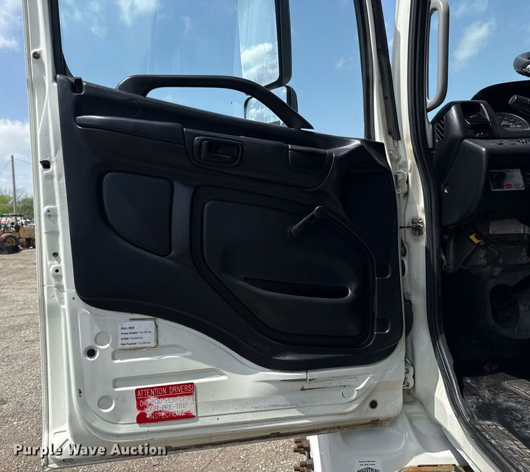 image for item EG5765 2013 Hino 338 roll-off container truck