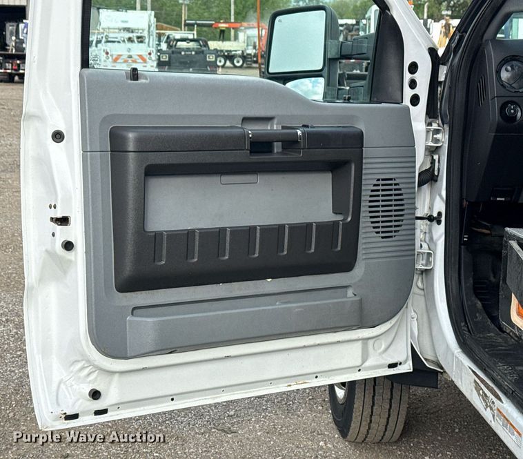 image for item EG5776 2013 Ford F550 flatbed truck