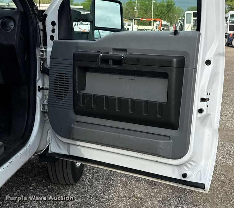 image for item EG5776 2013 Ford F550 flatbed truck