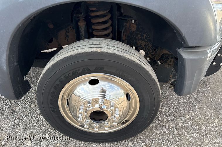 image for item EG5776 2013 Ford F550 flatbed truck