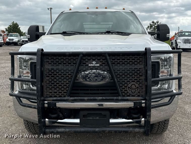image for item EG5780 2019 Ford F350 Super Duty Crew Cab flatbed pickup truck