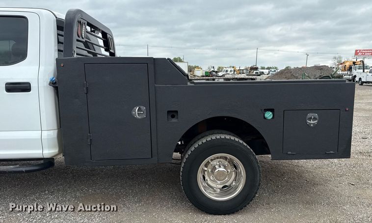 image for item EG5780 2019 Ford F350 Super Duty Crew Cab flatbed pickup truck