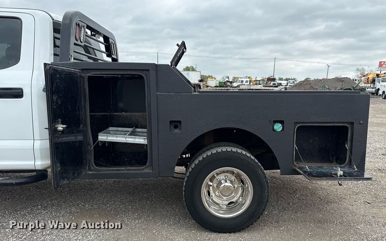 image for item EG5780 2019 Ford F350 Super Duty Crew Cab flatbed pickup truck