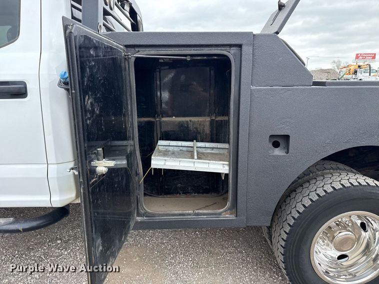 image for item EG5780 2019 Ford F350 Super Duty Crew Cab flatbed pickup truck