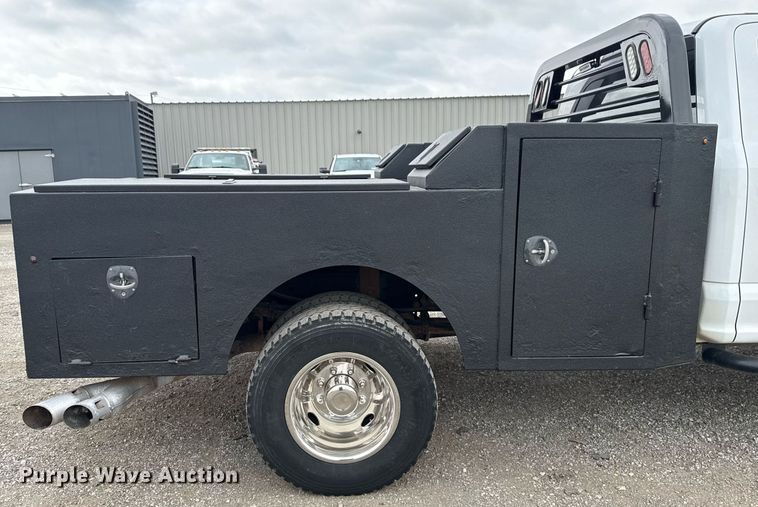 image for item EG5780 2019 Ford F350 Super Duty Crew Cab flatbed pickup truck