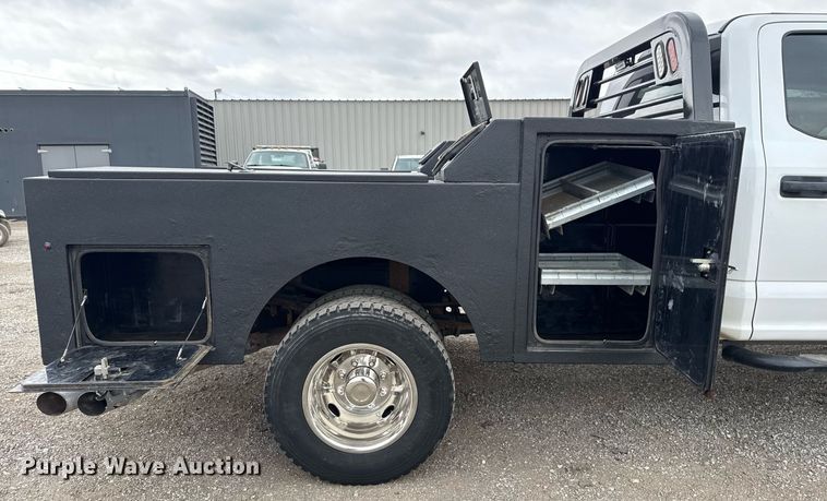 image for item EG5780 2019 Ford F350 Super Duty Crew Cab flatbed pickup truck