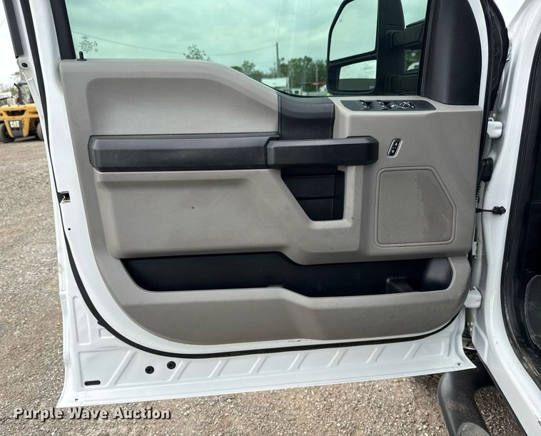 image for item EG5780 2019 Ford F350 Super Duty Crew Cab flatbed pickup truck