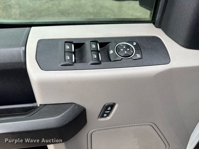 image for item EG5780 2019 Ford F350 Super Duty Crew Cab flatbed pickup truck