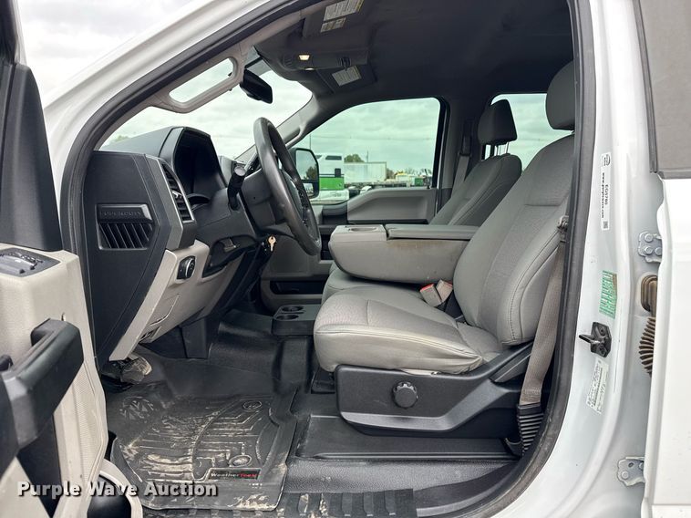 image for item EG5780 2019 Ford F350 Super Duty Crew Cab flatbed pickup truck