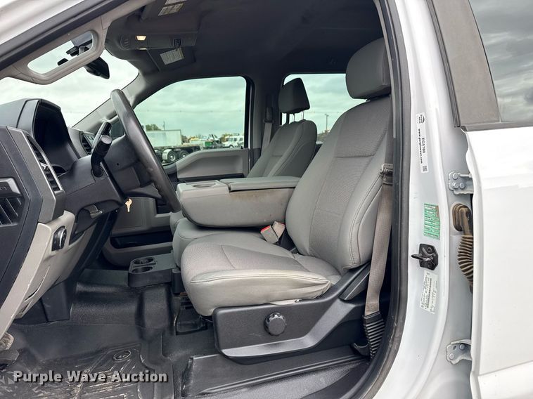 image for item EG5780 2019 Ford F350 Super Duty Crew Cab flatbed pickup truck