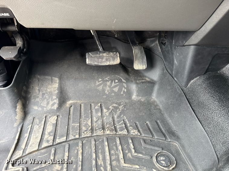 image for item EG5780 2019 Ford F350 Super Duty Crew Cab flatbed pickup truck