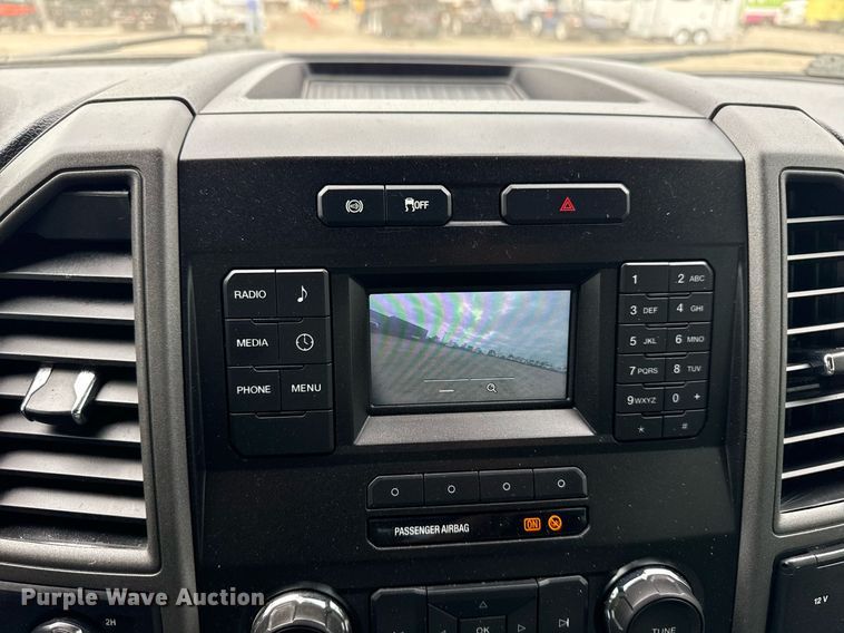 image for item EG5780 2019 Ford F350 Super Duty Crew Cab flatbed pickup truck